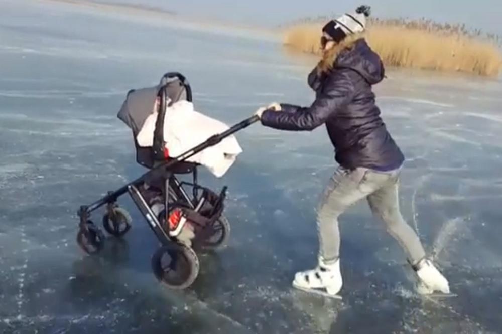 Uživancija ili ludost?! Klizala sa bebom po zaleđenom jezeru! (VIDEO)