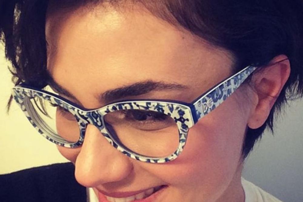 IZNENAĐENJEE Kod MIRNE baš puklo: Junakinja jedne od naših omiljenih serija TRUDNA i ne čeka samo 1 dete! (FOTO)