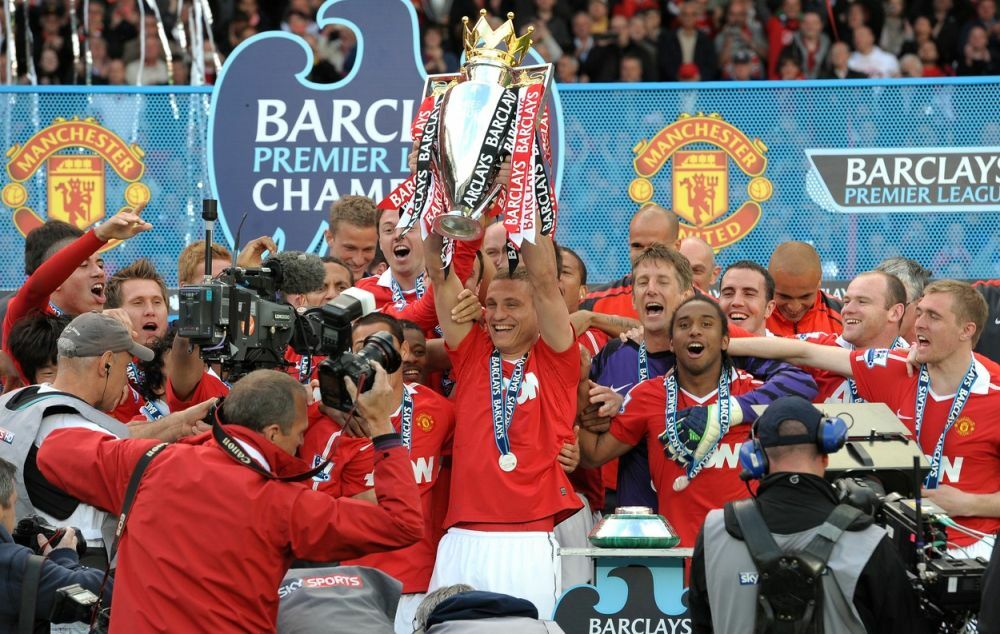 Nemanja Vidić podiže trofej Premijer lige