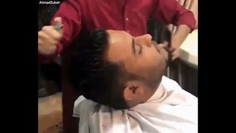 Da li je ovaj brica pošandrcao?!? Namerno ZAPALIO KOSU mušteriji! (VIDEO)