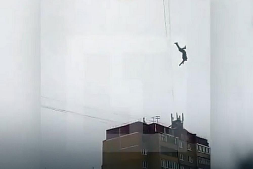 HODAO PO ŽICI IZMEĐU 2 SOLITERA: Mladić se survao pravo u smrt! (VIDEO)