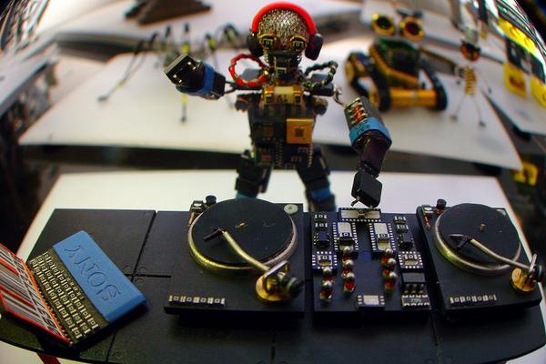 On je MALI, on je ROBOT, on je DJ i nastupa u KC Gradu ovih dana! (FOTO)