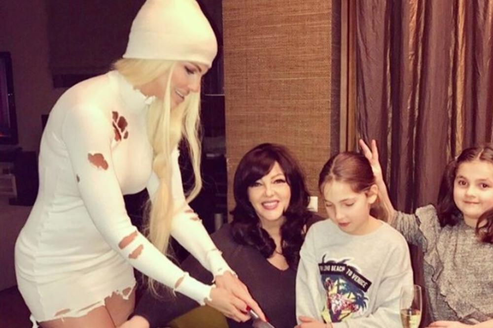 Karleuša će ZAUVEK PAMTITI ovaj ROĐ! To se zove ljubav od 30.000 EVRA! Evo koju POKLONČINU je dobila od ćerke! (FOTO)