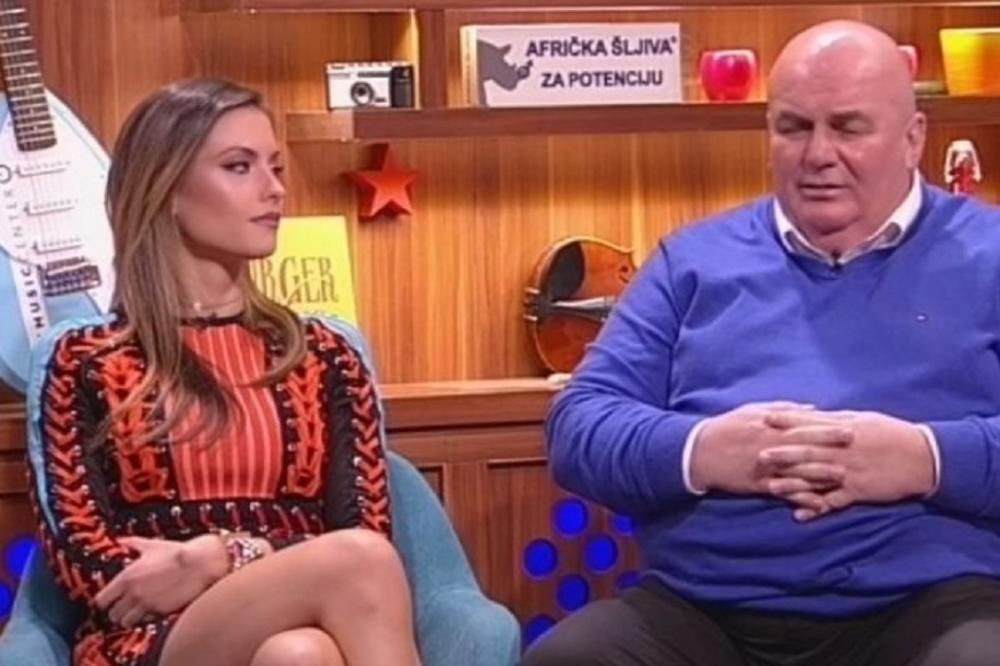 Palma, šta radiš??? Usred emisije političar uhvaćen kako MIRKI VASILJEVIĆ....Šta će reći Vujadin kada vidi ovo??? (FOTO)