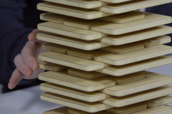 iPHONE JENGA: Najpametnija glupost koju možete da uradite sa 108 telefona (VIDEO)