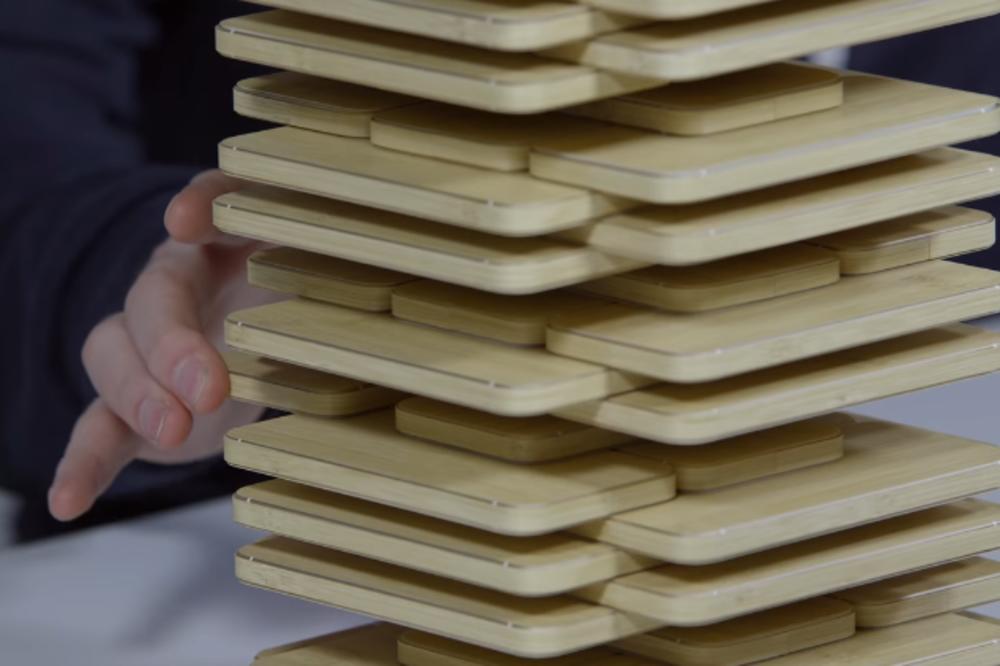 iPHONE JENGA: Najpametnija glupost koju možete da uradite sa 108 telefona (VIDEO)