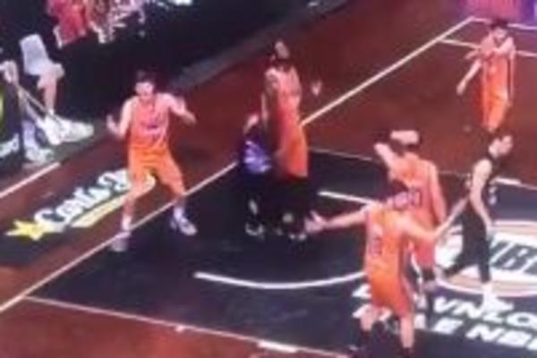 HOROR U AUSTRALIJI: Užasavajuća povreda, košarkašu samo što nije ispalo oko! (VIDEO)