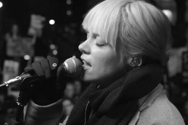 Umorna od Amerike: Lili Alen OPLELA PO TRAMPU! (VIDEO)