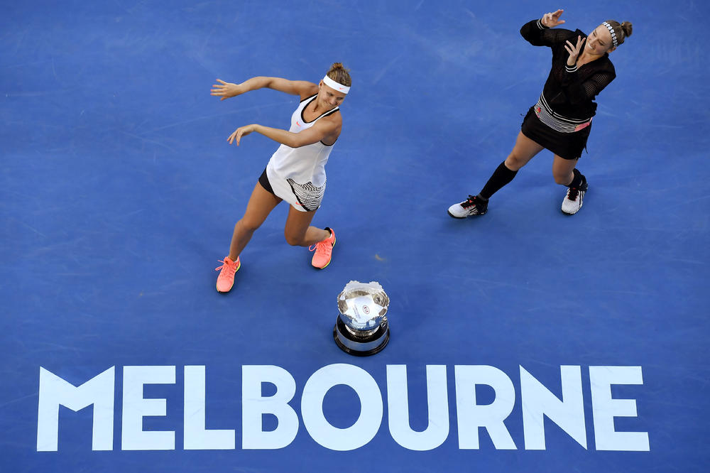 OTKAČENE 100%: Uzele Australijan open, pa priredile šou fotoreporterima! (FOTO) (VIDEO)