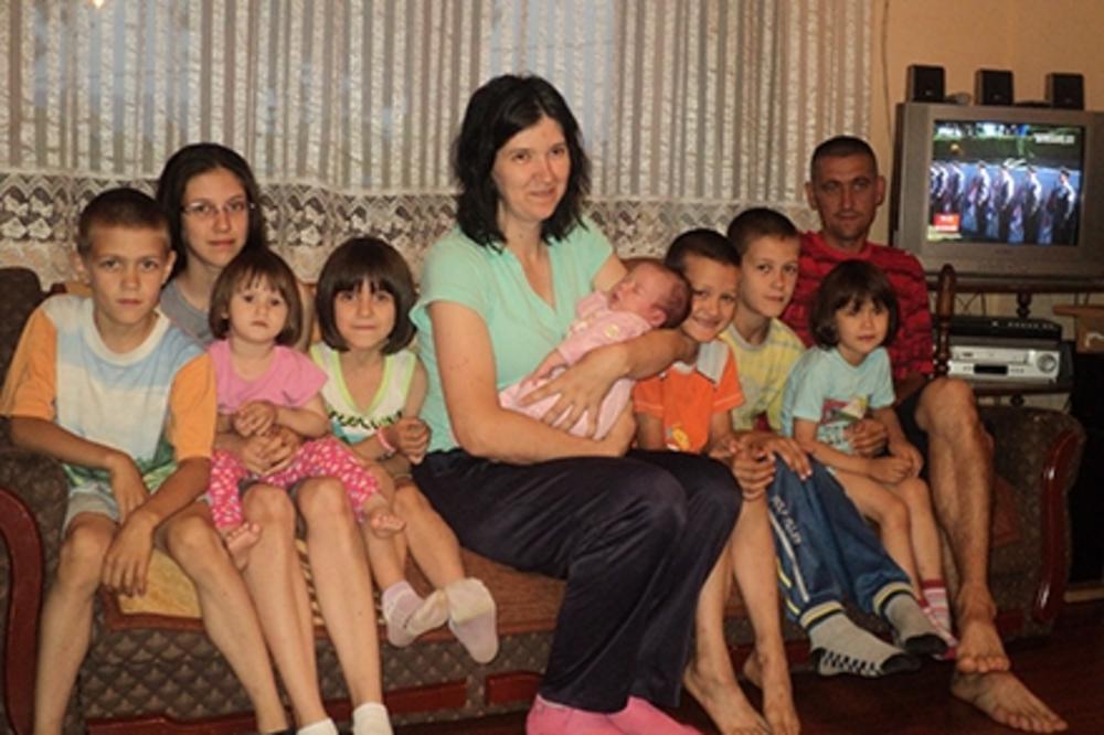 NEŠIĆI SU JEDNA OD NAJBROJNIJIH PORODICA SRBIJE! Dobili deseto dete, žive od 200 EVRA mesečno! (FOTO)