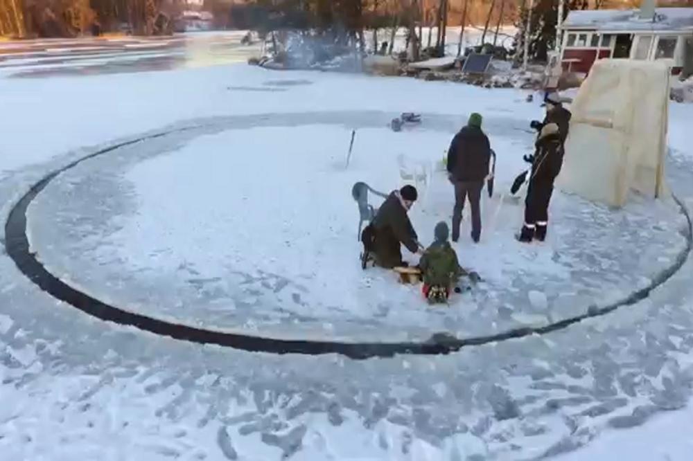 Luda zimska zabava! Na zamrznutom jezeru Finci napravili LEDENI RINGIŠPIL!