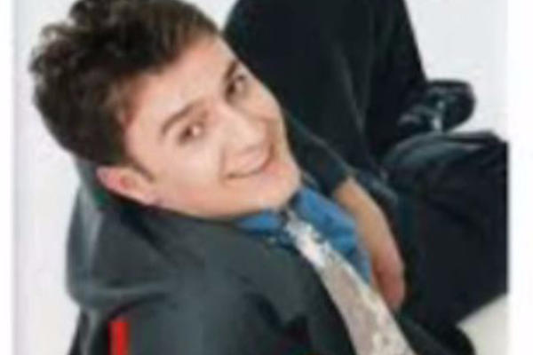 DA LI GA PREPOZNAJETE?! Ovako je izgledao vlasnik velikih hitova na početku karijere! (VIDEO)