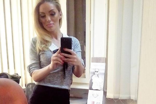 Voditeljka došla na bazen i skinula se! Kad su joj sevnuli atributi, momci zamalo da se podave! (FOTO)