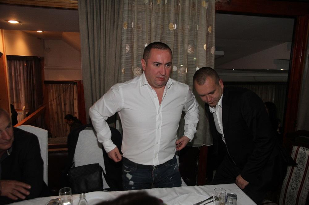 Đani, nevaljalče, znamo šta si radio! Pevač navalio u bazenu, pa priveo ženu u sobu! (FOTO)