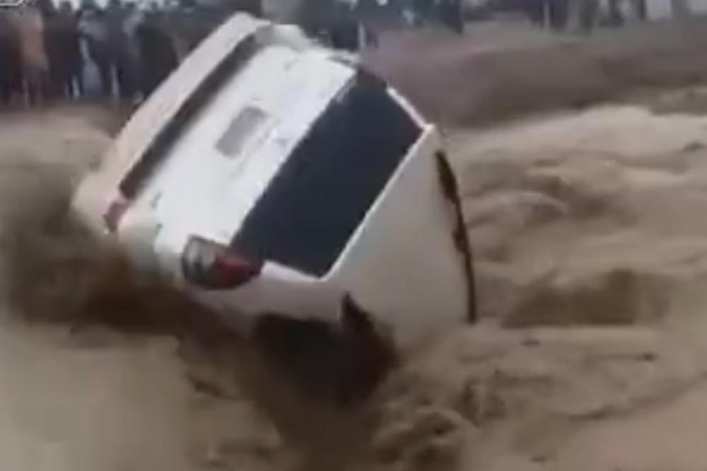 Mislili su da su bezbedni u terencu, a minut kasnije POPLAVA IH JE PROGUTALA! (VIDEO)