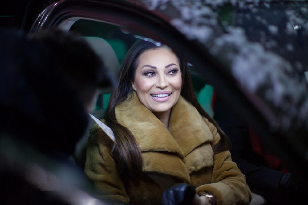 OVAKVU JE NIKAD NISMO VIDELI: Ceca izašla na binu sva u kaiševima, publika ZANEMELA! (FOTO)