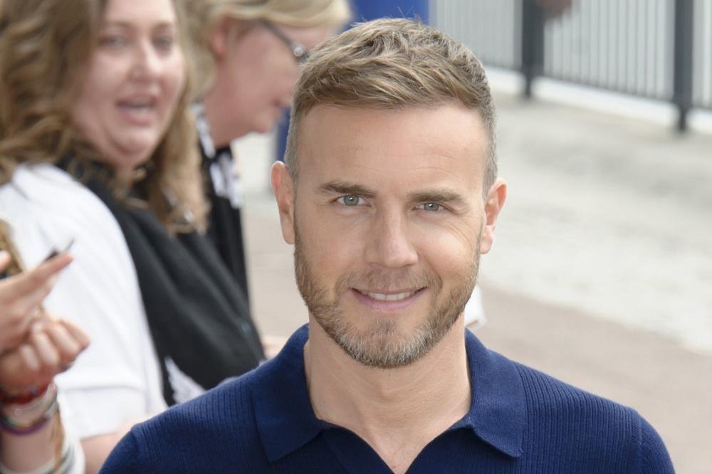 Poznati pevač otkrio PRLJAVU TAJNU! Kad čujete koliko dugo nije prao kosu, slošiće vam se! (FOTO)