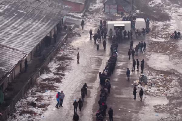 DRON SNIMIO OGROMAN BROJ IZBEGLICA U BEOGRADU: Redovi  za hranu u nehumanim uslovima! (FOTO) (VIDEO)