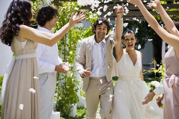 Ovo je NAJVAŽNIJA sitnica koju većina mladenaca zaboravi na svom VENČANJU! (FOTO) (GIF)