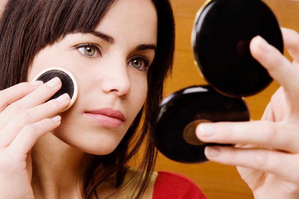 KAKO DA VAM SE ŠMINKA NE RAZMAŽE PO VRUĆINAMA? Pratite OVE TRIKOVE i izgledaćete besprekorno!