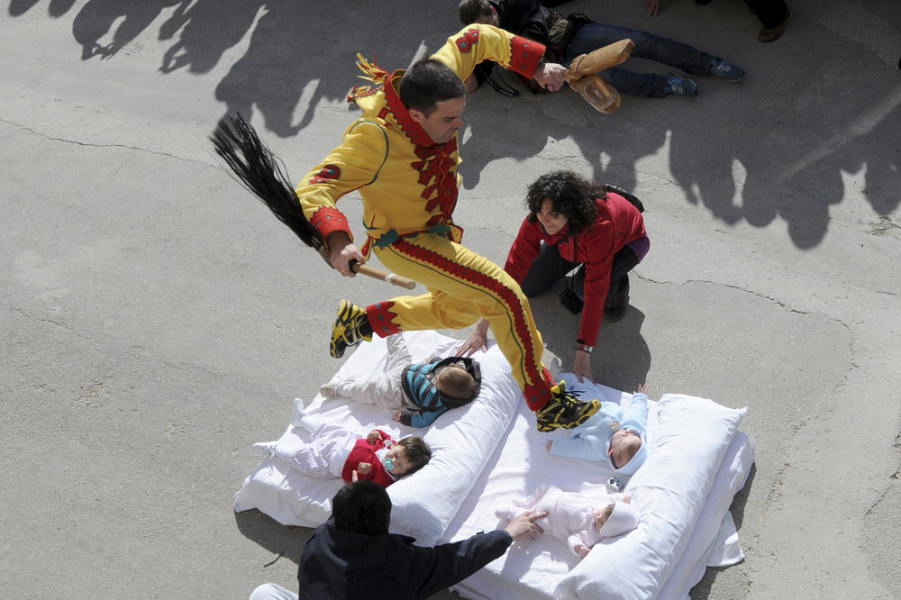 Ozloglašeni festival u Španiji: Preskakanje beba je zabava za njih! (FOTO)