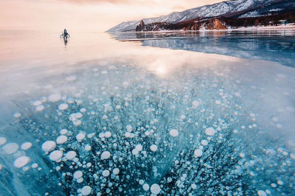 Čarolija zime: Prepešačila je zaleđeni Bajkal i napravila nezaboravne fotke! (FOTO)