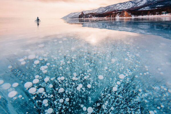 Čarolija zime: Prepešačila je zaleđeni Bajkal i napravila nezaboravne fotke! (FOTO)