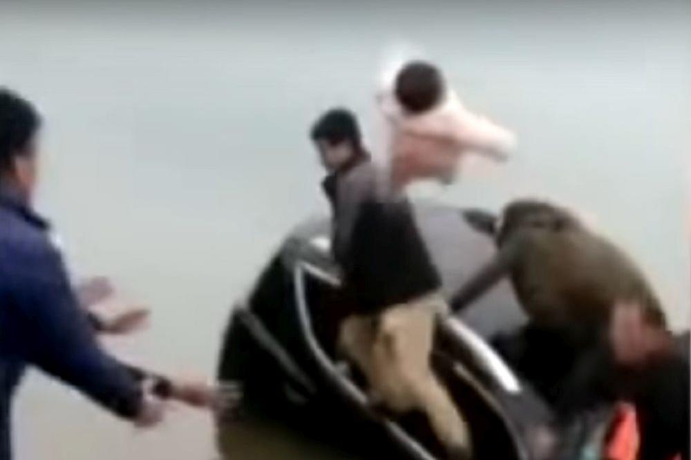 DETE U VAZDUHU: Da li je čin ovog oca HRABAR ili totalno nenormalan? (VIDEO)