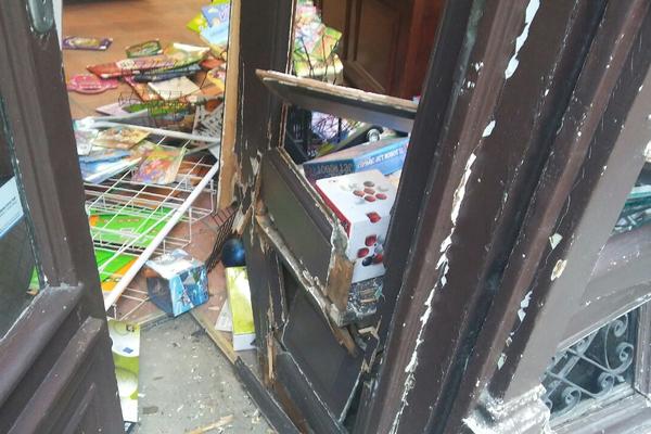 Kad ne umeš da voziš u rikverc: Vozač RAZNEO knjižaru usred Beograda! (FOTO)