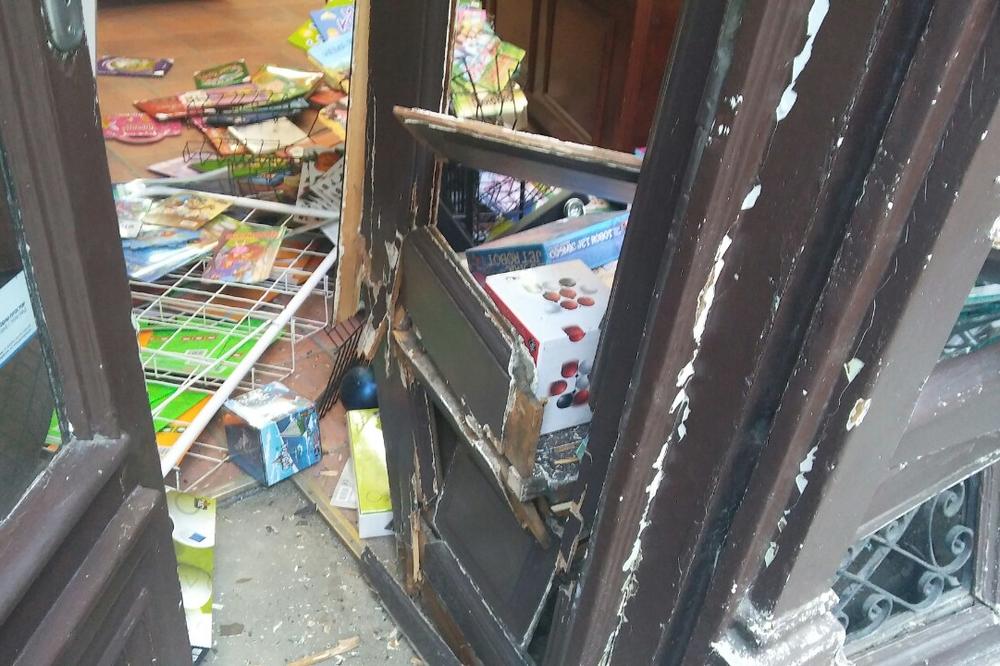 Kad ne umeš da voziš u rikverc: Vozač RAZNEO knjižaru usred Beograda! (FOTO)