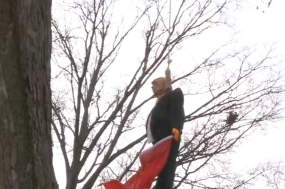OBEŠENI TRAMP SA ZASTAVOM SOVJETSKOG SAVEZA: Evo šta besni Ameri misle o svom predsedniku! (VIDEO)