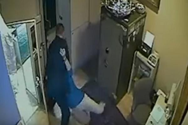 Srbin ušao u zlataru u Milanu, a onda je počeo BRUTALAN NAPAD! (VIDEO)