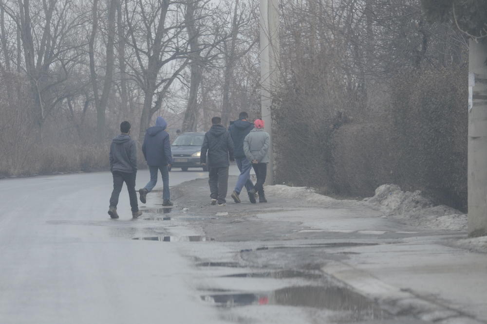 OPSADNO STANJE U OBRENOVCU: Migranti i do prve prodavnice uz POLICIJSKU PRATNJU!