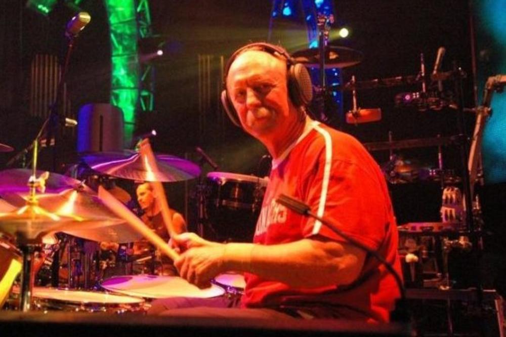 PUCAO SEBI U GLAVU! Čuveni bubnjar se ubio pred suprugom! (FOTO)