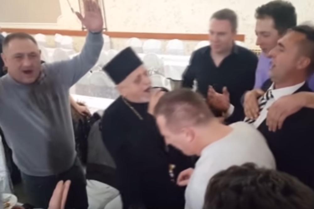 Peva, pa rastura! Sveštenik na veselju u Čačku uzeo MIKROFON i napravio ŠOU! (VIDEO)