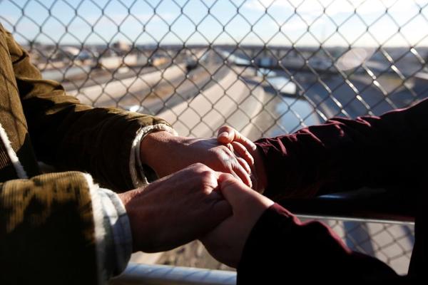 GORI TVITER: Jedna fotografija objasnila sav APSURD Trampove zabrane! (FOTO)