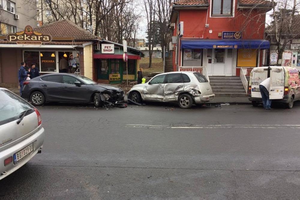 VOZIO 130 NA SAT, PA SE ZAKUCAO U PARKIRANE AUTOMOBILE: Ovaj udes je sinoć probudio Voždovac! (FOTO)