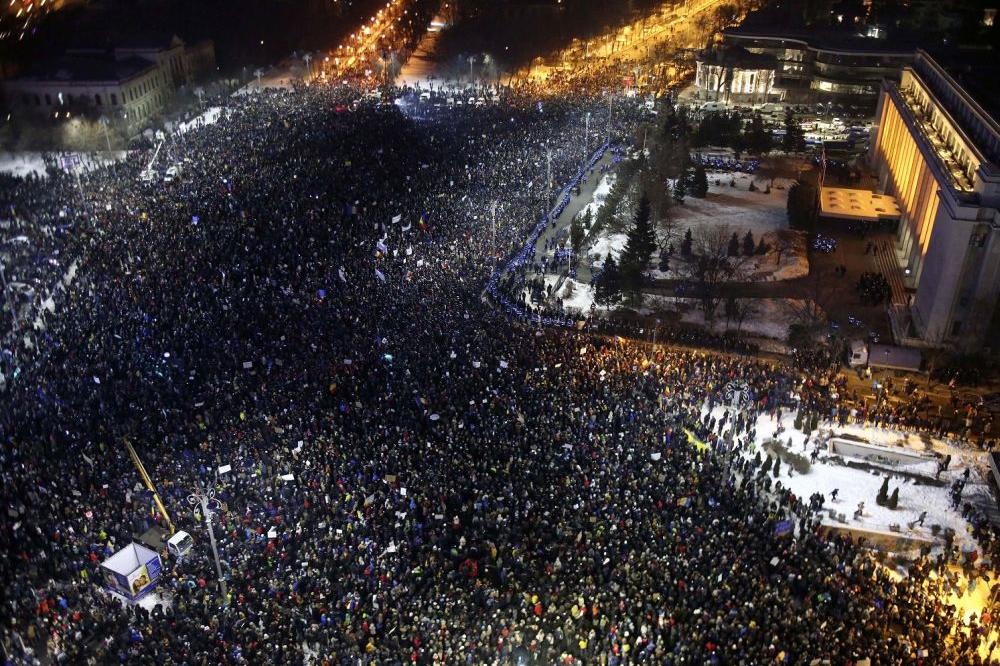 TREĆA SREĆA: Rumuni NE ODUSTAJU od protesta, STOTINE HILJADA građana okupilo se u gradovima širom Rumunije!  (FOTO) (LIVESTREAM)
