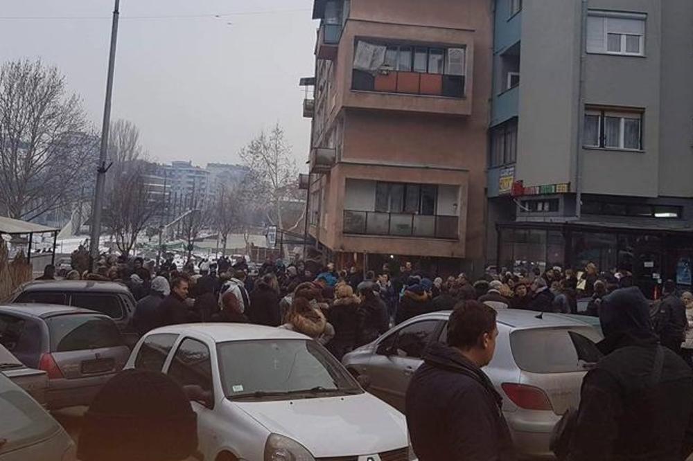 POSLE BURNOG DANA, MIRNA NOĆ U KOSOVSKOJ MITROVICI: Okupljeni građani se razišli bez incidenata