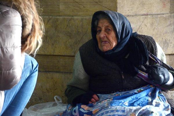 Da li je i vas obmanula? Žalosna priča starice sa Zelenog venca je ČISTA PREVARA! (VIDEO)