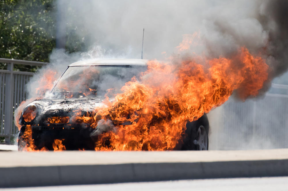 IZREŠETANO VOZILO ISPRED ŠKOLE: Prizor u Nišu zgranuo Srbiju!