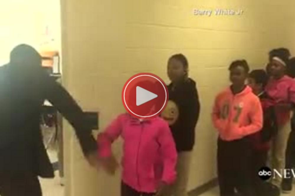 DA SU NAS OVAKVI UČILI - GDE BI NAM KRAJ BIO? Ovo je NAJBOLJI UČITELJ na SVETU! (VIDEO)