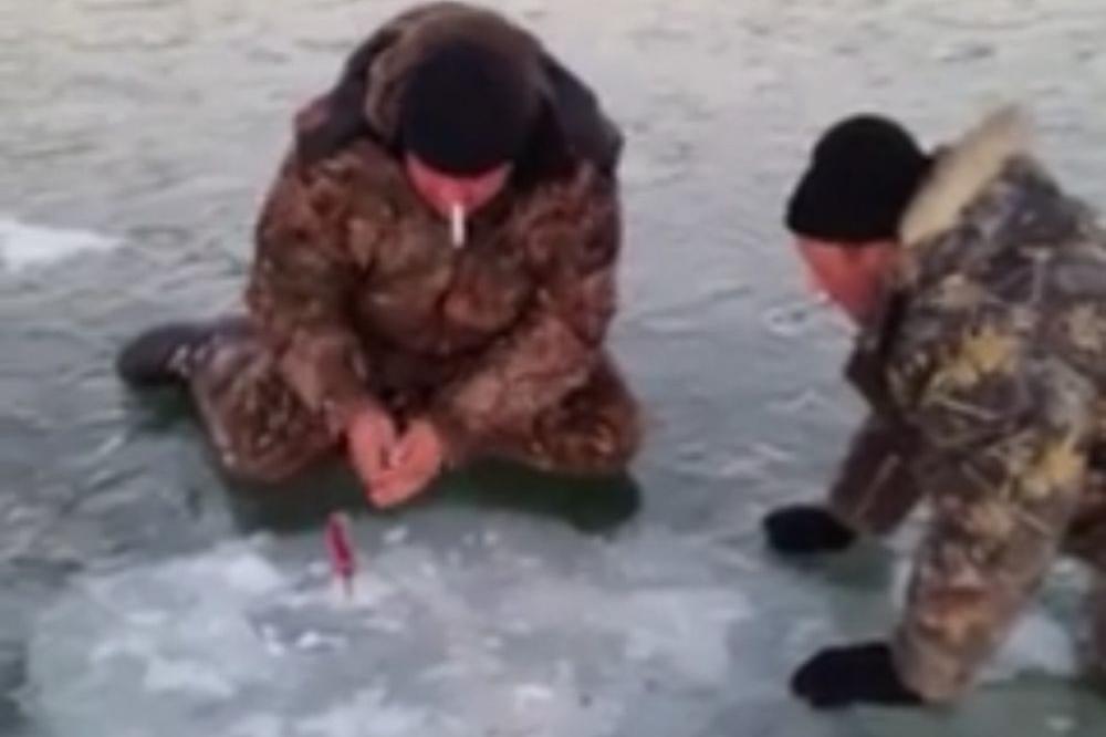 SAMO U RUSIJI: Kad im je hladno ruski vojnici zapale vatru! I to na jezeru...(VIDEO)