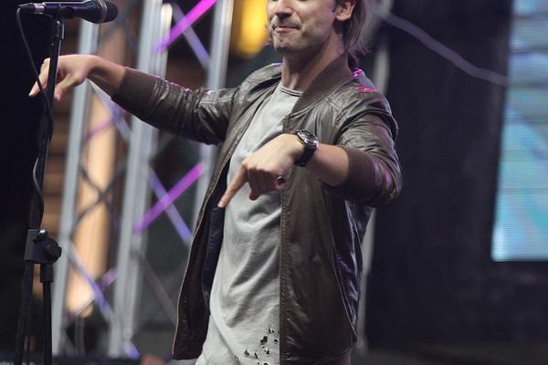 NAJVEĆA ZVEZDA GRANDA STAJE NA LUDI KAMEN: Posle 10 godina veze dobro se i setio, zaprosio je devojku...