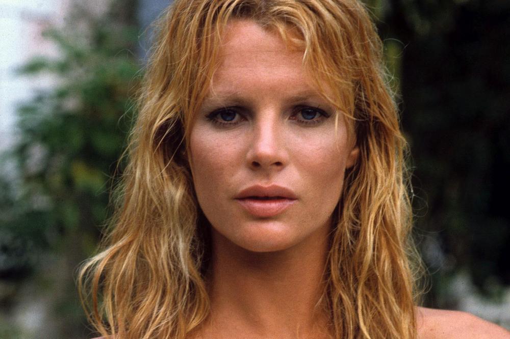 Svi se LOŽILI NA NJU nju u filmu 9 i po nedelja, a sada je Kim Bejsinger toliko preterala s botoksom da se IZOBLIČILA! (FOTO)