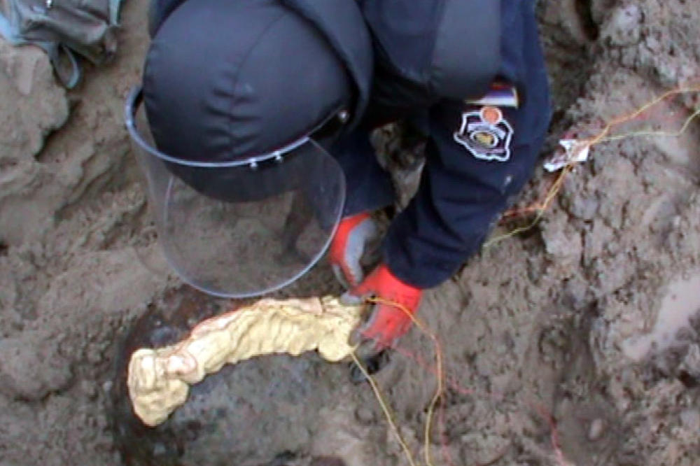DETE POGINULO ZBOG VOJSKE - NEMARNO RUKOVALI ORUŽJEM! Oštećena arterija dok je pokušavalo da RASTAVI NAĐENU BOMBU