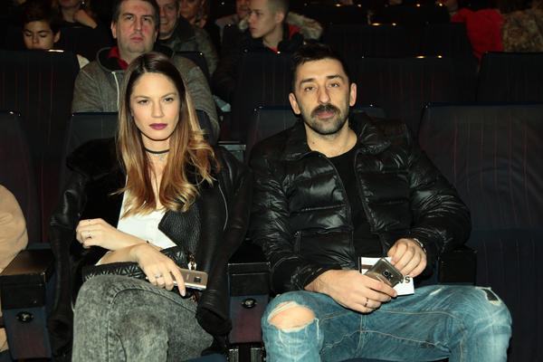 MINI bikini, MAKSIMALNO zgodna!!! Skinula se Amidžina žena i pokazala... (FOTO)