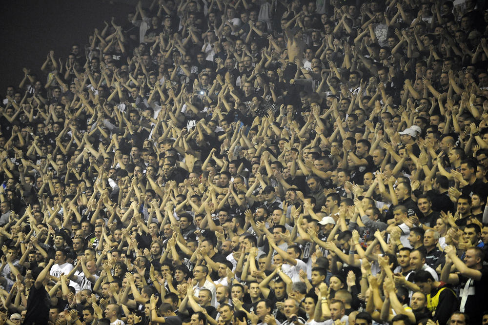 UVEK ĆE BITI SA NJIMA: Grobari ne zaboravljaju ubijenog vođu! (FOTO)