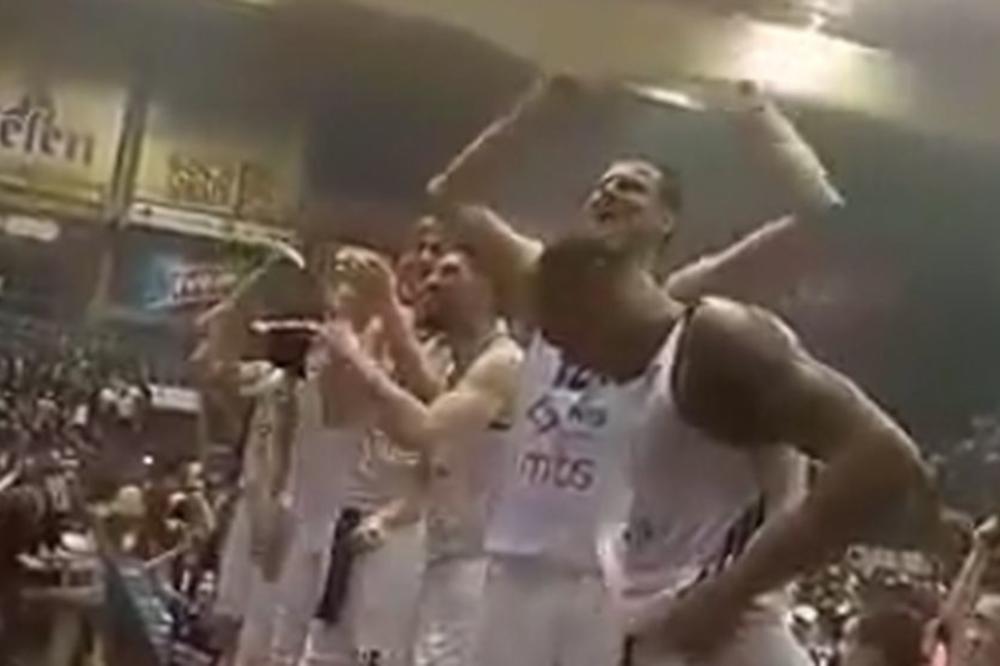 Ne moramo ni da vam kažemo ko je bio najluđi u neviđenom slavlju igrača Partizana i Grobara posle pobede u derbiju! (VIDEO)