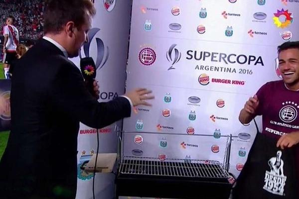 ČEKAJ, DA LI NAS NEKO ZEZA? Proglašen za igrača utakmice, pa dobio ROŠTILJ! (VIDEO)